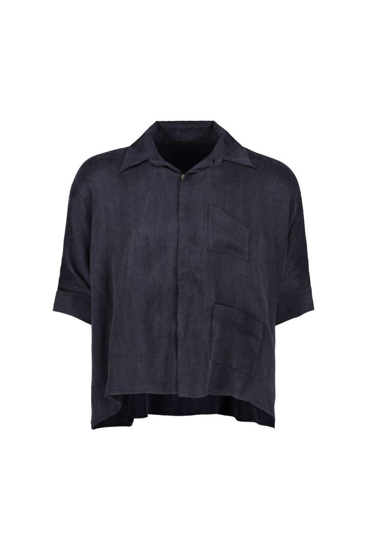 SHORT-SLEEVE GENDERFREE SHIRT WITH TWO POCKETS

Composition:  Texturized bemberg

Care Instructions:  Dry clean

Fit: Oversized

Color:  Blue Cobalt

Size Chart

*ACTUAL COLOR MAY VARY SLIGHTLY FROM WHAT APPEARS ONLINE*

*** THIS IS A LIMITED EDITION ITEM , NO RESTOCK ***